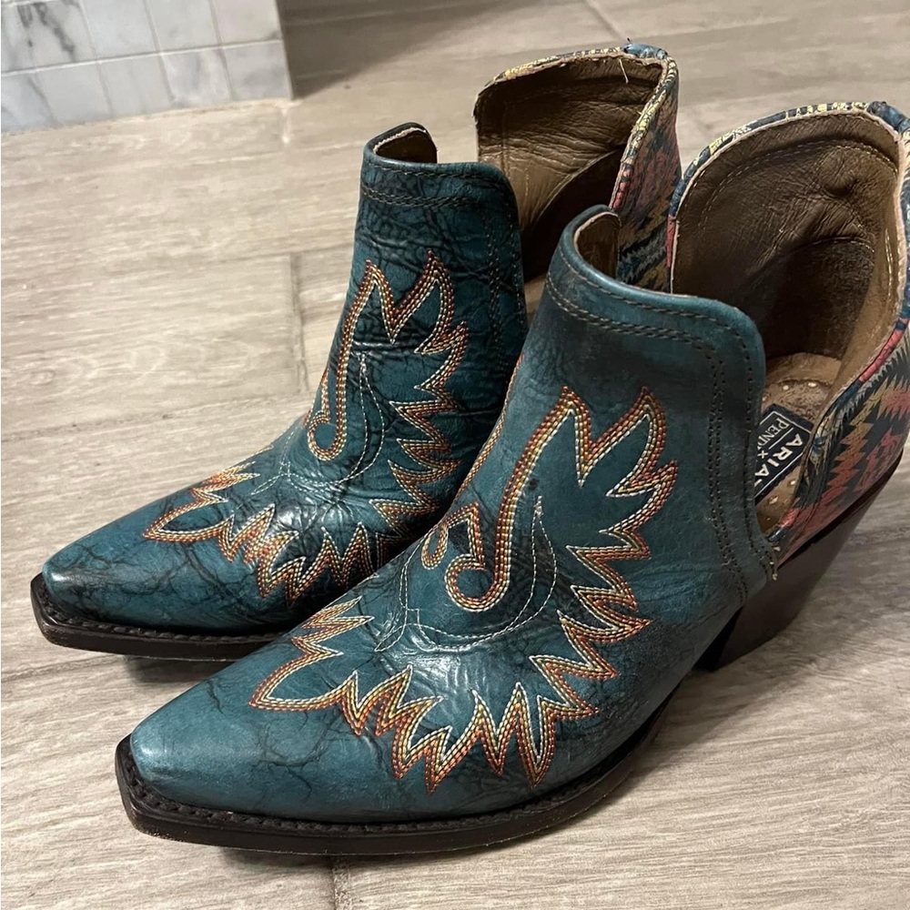 The most beautiful Ariat boots. Perfect with flare jeans. Only worn a few times!